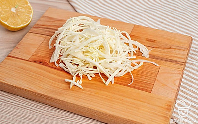 Тонкой соломкой нашинкуйте капусту.
