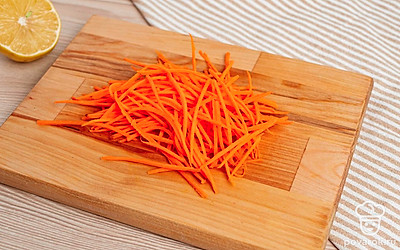 На терке натрите морковь крупной соломкой. Помидор нарежьте тонкими брусочками.