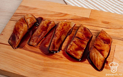 Смешайте мед и соус унаги. Замаринуйте кусочки окуня в смеси из меда и соуса унаги на 10 минут.