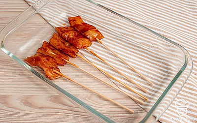 Наденьте кусочки на деревянные шпажки и выложите в форму для запекания. Разогрейте духовку. Запекайте окуня при 180 градусах до румяности.