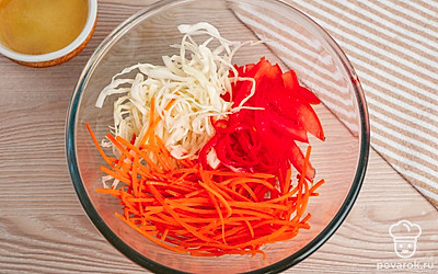 В глубокой миске смешайте нашинкованную капусту, морковь и помидор. Добавьте растительное масло и выдавите сок половинки лимона. Перемешайте. Нарежьте тонкими кольцами красный жгучий перец. Семена удалите. Добавьте по вкусу красный жгучий перец к салату для аромата. Посолите и добавьте черный молотый перец по вкусу.