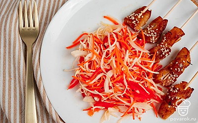 Посыпьте шашлычок из окуня кунжутом.