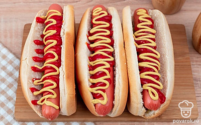 Сверху красиво полейте майонезом и кетчупом.