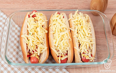 Аккуратно выложите сверху сыр. И отправьте в духовку до готовности. Сыр должен расплавится, а булочка немного поджарится.