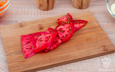 Порежьте огурцы кружочками, а помидоры сначала кружочками, а потом разделите на 2 части.