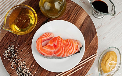 Разморозьте рыбу. Приготовьте длинные деревянные шпажки.