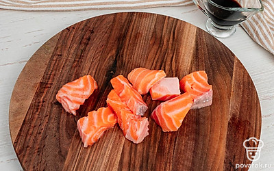 Нарежьте рыбу на крупные кубики. Удалите все кости.