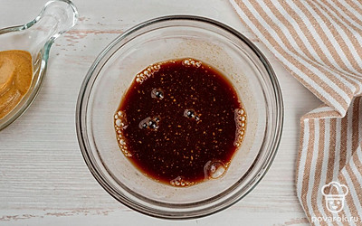 В глубокой тарелке смешайте соевый соус, мед, горчицу. Переложите в тарелку с соусом рыбу, перемешайте и отправьте в холодильник на 20 минут.