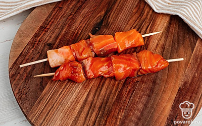 На каждую деревянную шпажку насадите не более 4 кусочков.