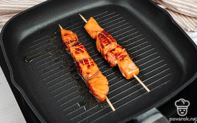 Обжарьте шашлычки на раскаленной с растительным маслом сковороде-гриль со всех сторон 5 минут.