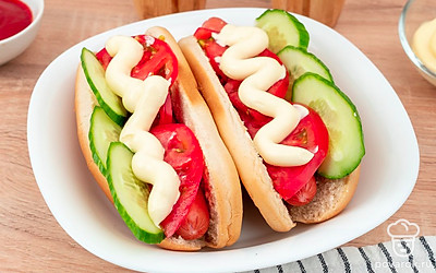 Сверху красиво полейте майонезом и кетчупом.