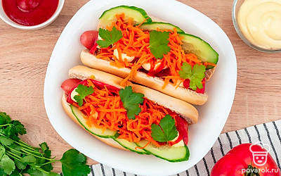 Аккуратно выложите сверху корейскую морковь и украсьте зеленью. Затем поставьте в микроволновку для подогрева.