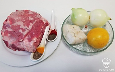 Промойте мясо под проточной водой, тщательно обсушите и обрежьте жилки. Очистите лук от шелухи. Выдавите сок половины лимона.