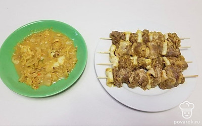 По истечении времени маринования, с небольшими пробелами нанизайте мясо и сало на шпажки через один, чтобы получилось мясо-сало-мясо-сало.