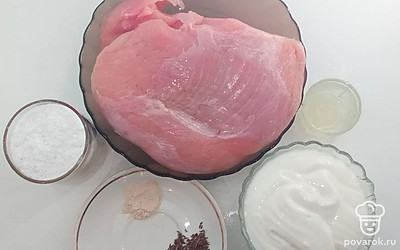 Грудку поставьте в тарелку. Йогурт, сок лимона, рыбный соус, воду поставьте в емкости. Специи распределите по тарелкам.