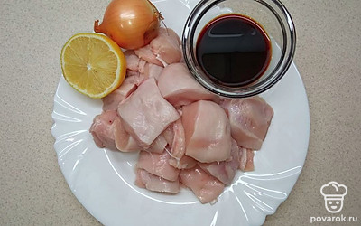 Филе индейки, лимон и лук положите на тарелку. Соус Табаско налейте в стакан.