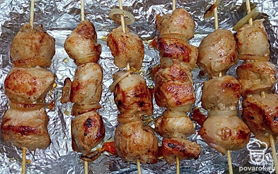 Индейку нарежьте на небольшие кубики. В глубокую тарелку добавьте соус Табаско, туда же кубики мяса. Выжмите сок лимона и оставьте мариноваться на ночь. Насадите мясо на шпажки, отправьте в разогретую духовку до 180 градусов на 50 минут.