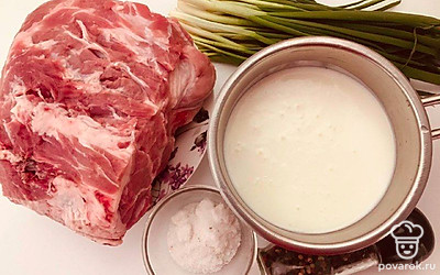 Мясо зачистить, помыть и обсушить. Лук помыть и разложить на полотенце. Приготовить посуду для маринада.