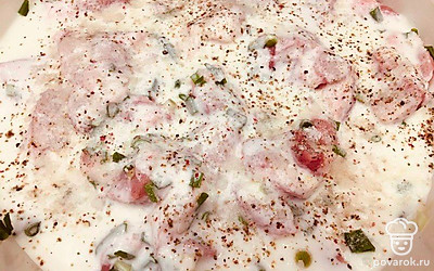 Смешайте в одной емкости кефир, лук, соль и специи. Загрузите к ним мясо и оставьте мариноваться минимум на 3 часа.