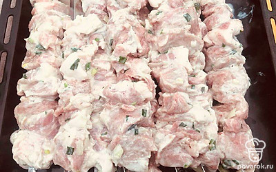 Наденьте мясо на шампуры. Жарьте шашлыки на углях порядка 20 минут, переворачивая к жару разными сторонами.