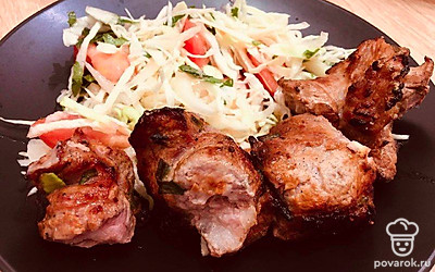 Подайте шашлыки на блюде, украсив их зеленью, нарезкой из овощей. Как вариант – приготовьте салат или гарнир по вашему вкусу.