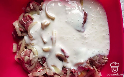 Залейте мясо кефиром, накройте крышкой и оставьте мариноваться на 180 минут. За это время кефирные бактерии вступят в силу и мясо получится вкусным и сочным.