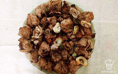 Подавайте шашлык с овощами, свежей зеленью и острым соусом.