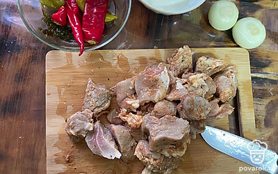 Мясо промойте и нарежьте на кусочки размером 2-3 см.