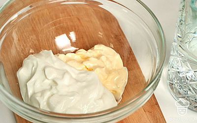 Подготовьте жидкую часть теста. Сливочное масло растворите в горячей воде, добавьте греческий йогурт, хорошо перемешайте.