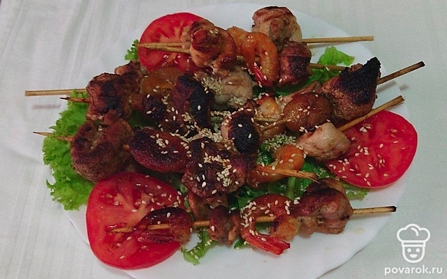 Шашлычки на шпажках из креветок, курицы и свинины с курагой — Рецепт с фото