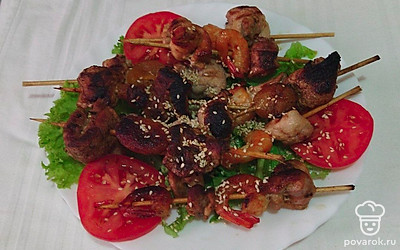 Шашлычки на шпажках из креветок, курицы и свинины с курагой — Рецепт с фото