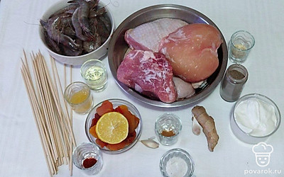 Промойте все куски мяса. Очистите чеснок от шелухи. Немного подморозьте свинину. Залейте курагу кипятком на 30 минут. Натрите имбирь. Обжарьте кунжут.