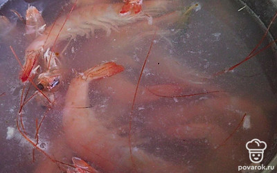 Креветки отварите в подсоленной воде до полной готовности, минут 15. Затем остудите креветки в ледяной воде и очистите их от панцирей, оставив только небольшой хвостик.