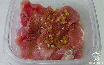 Свинину нарежьте на небольшие пласты. Свинину переложите в миску, добавьте имбирь, мед, чеснок, сок и цедру лимона, оливковое масло и специи. Оставьте мариноваться на час.