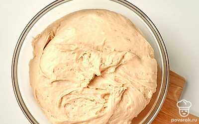 Приготовьте тесто. В миске смешайте муку, соль, сахар и дрожжи. Добавьте жидкую часть, замесите мягкое тесто, накройте пищевой пленкой и оставьте на 1 час.