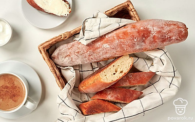 Подавайте багет с греческим йогуртом со сливочным маслом и чашкой капучино.