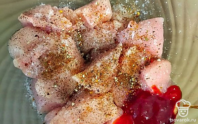 Мелко нарезать курицу, можно квадратными кусочками, чтоб удобно было надевать на шпажки. Добавить гранатовый соус, кетчуп, горчицу, соль, перец и приправу для мяса (у меня приправа для плова).