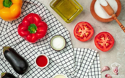 Овощи вымойте, обсушите на бумажных полотенцах. Приготовьте противень и пищевую фольгу. Включите духовку на 200 градусов.