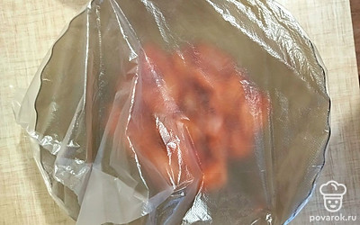 Хорошо перемешать всё и закрыть полиэтиленовым мешочком. Отправить в холодильник мариноваться примерно на 30 минут - 2 часа. Можно и дольше, если позволяет время. 