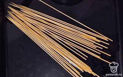 Заранее подержать шпажки в воде хотя бы 30 минут.