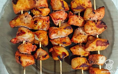 Готовить примерно 40 минут, по 20 минут с каждой стороны. Не забывать переворачивать. 