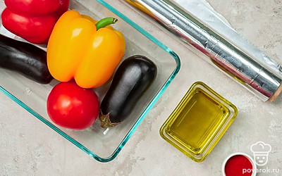 Запеките овощи. Противень застелите фольгой. Выложите овощи, баклажаны предварительно проткните в нескольких местах. Зубчики чеснока оберните фольгой. Отправьте овощи в духовку на 40 минут. Через 20 минут с начала запекания достаньте помидоры. Остальные овощи оставьте еще на 20 минут.