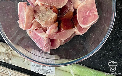 Филе нарежем крупными кусочками, добавим соус терияки и специи, посолим.