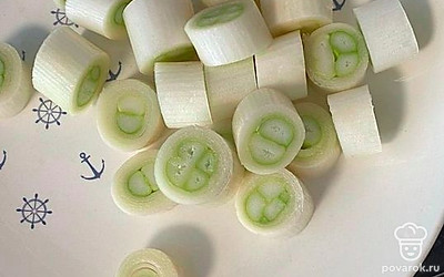 Нарежем лук-порей кольцами по 1 см.