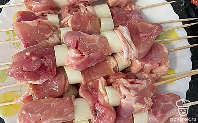 Формируем шашлычки на шпажке: филе, лук, филе лук, филе.