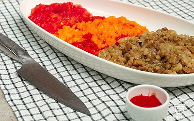 Измельчите овощи. Запеченные овощи положите в пакет, завяжите его и оставьте на 15 минут, чтобы затем их было легче очистить. Затем снимите с овощей кожицу и мелко нарежьте. Чеснок на время оставьте.