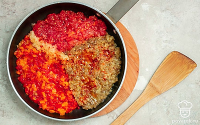 Приготовьте балканскую икру. Измельченные овощи выложите на разогретую сковороду, выдавите зубчики чеснока из оболочки, добавьте жгучий перец, влейте масло и уксус, добавьте соль и сахар, перемешайте. Включите огонь средней мощности и уваривайте овощи в течение 20 минут.