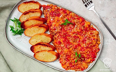 Балканскую икру из запеченных овощей «Пинджур» подавайте охлажденной.