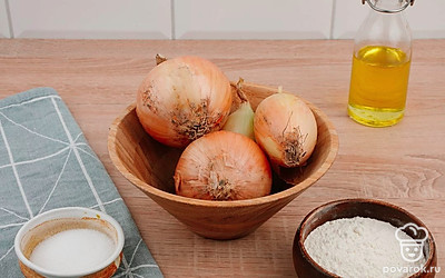 Очистите репчатый лук. Подготовьте остальные ингредиенты.