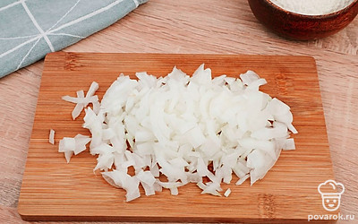 Мелко нарежьте репчатый лук.